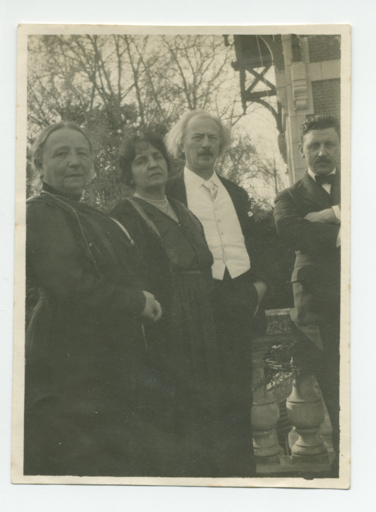 Photographie d'Ignace et Hélène Paderewski, en compagnie d'Antonina Wilkonska et d'un homme non identifié, sur la terrasse de Riond-Bosson