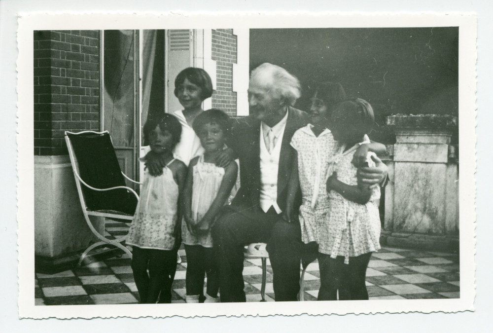 Photographie de Paderewski entouré des jumelles Tadlewski, des filles Dygat et de son neveu Ignace Obuchowicz (filleul de Paderewski et fils de la demi-sœur d'Hélène Paderewska) sur la terrasse de Riond-Bosson