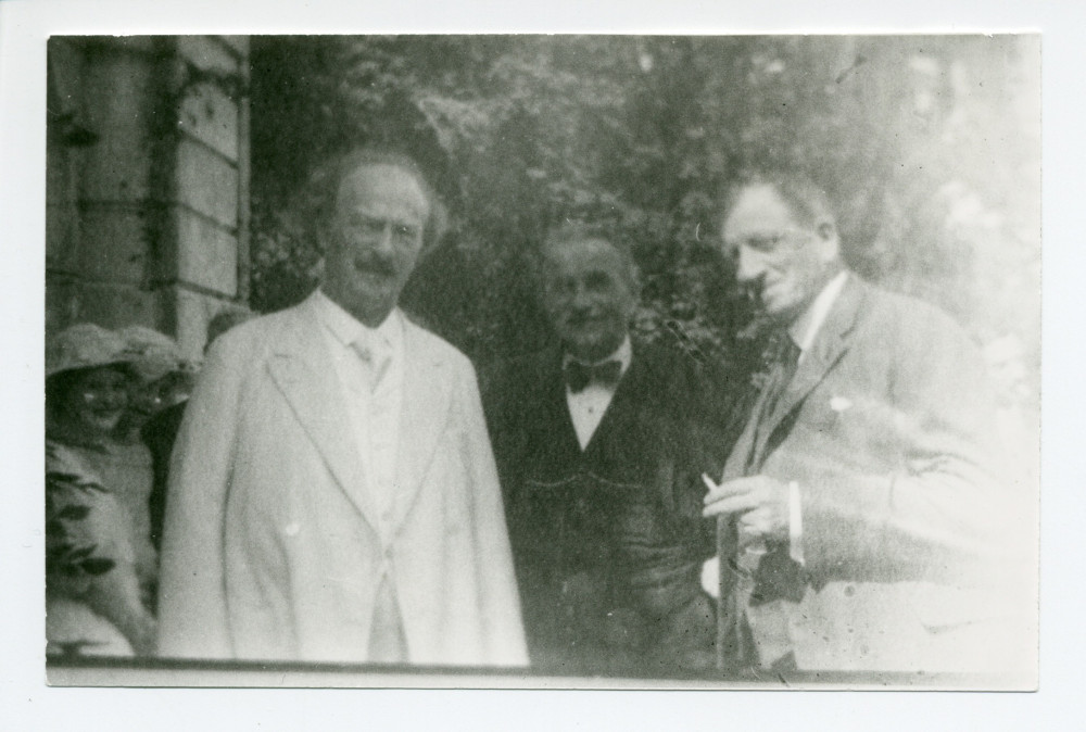 Photographie de Paderewski avec (de gauche à droite) Henryk Opienski et Gustave Doret sur la terrasse de Riond-Bosson