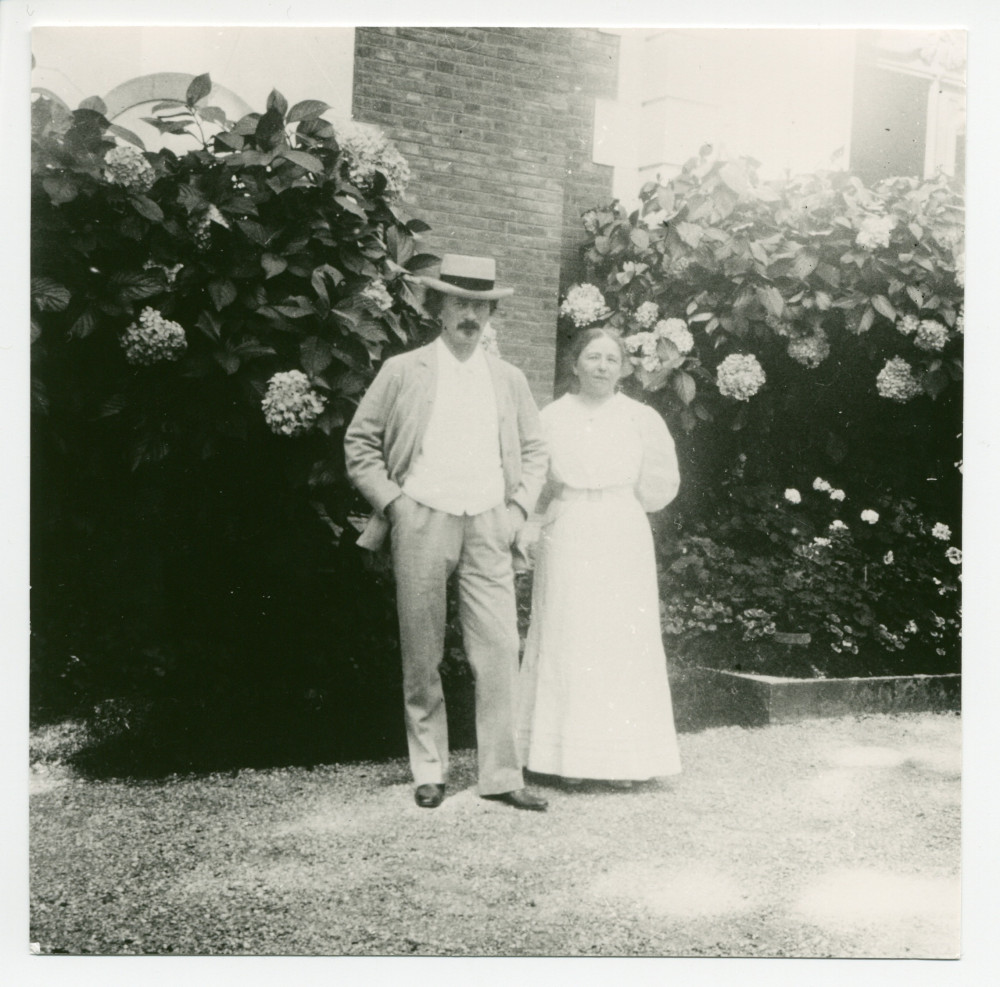 Photographie de Paderewski avec sa sœur Antonina Wilkonska devant Riond-Bosson