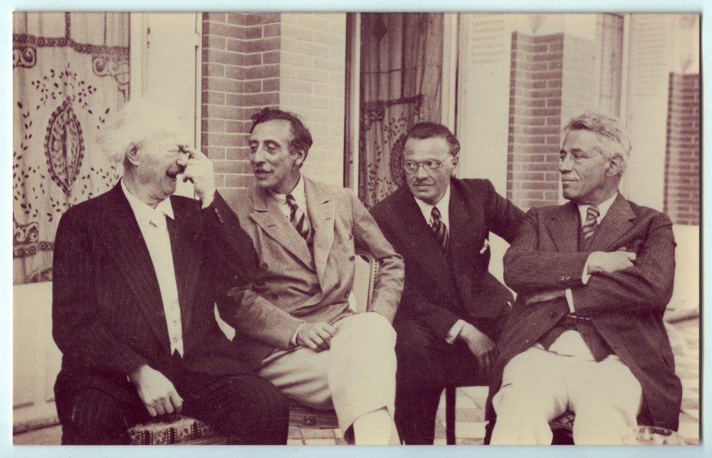 Photographie de Paderewski, Ernest Schelling, Albert Tadlewski et Fritz Kreisler sur la terrasse de Riond-Bosson
