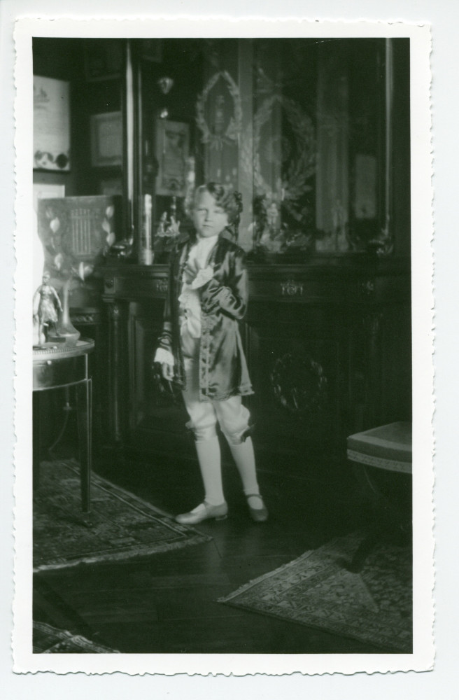 Photographie de la petite Anne Strakacz faisant du théâtre dans le cabinet des trophées de Riond-Bosson