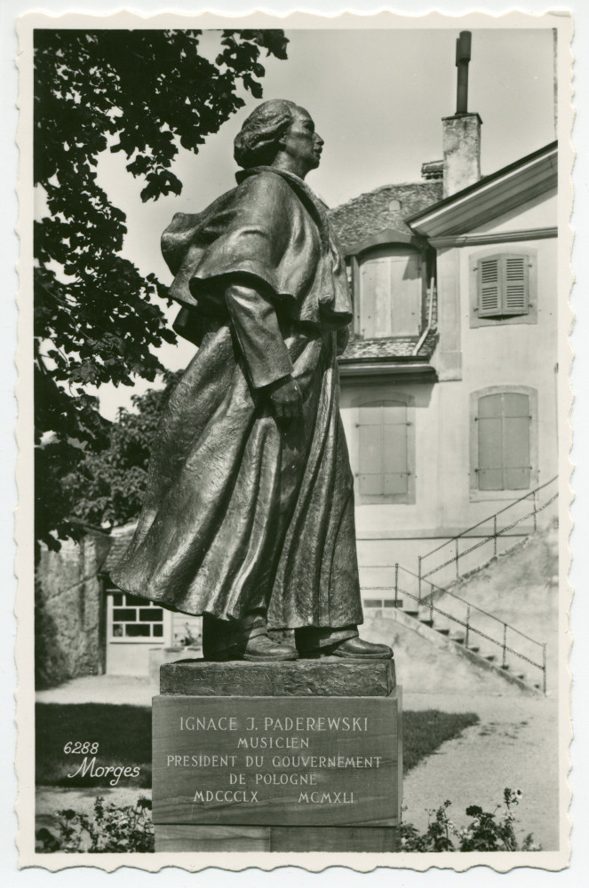 Carte postale de la statue de Paderewski (vue d'angle) sise dans le Parc de Seigneux à Morges, réalisée par Milo Martin et inaugurée le 3 juillet 1948 – photographie noir-blanc de profil – éditée par Perrochet à Lausanne