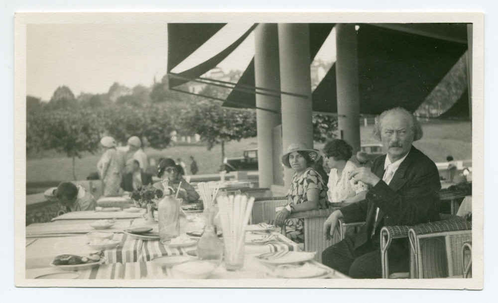 Photographie de Paderewski à table à Evian-les-Bains avec, de gauche à droite, Mme Lübke mère, Mme Obuchowicz (demi-sœur d'Hélène Paderewska) et Hélène Lübke (secrétaire d'Hélène Paderewska)