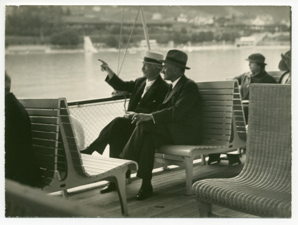 Photographie de Paderewski sur le Léman (vapeur «Simplon» de la Compagnie générale de navigation – CGN) avec le sculpteur François Black