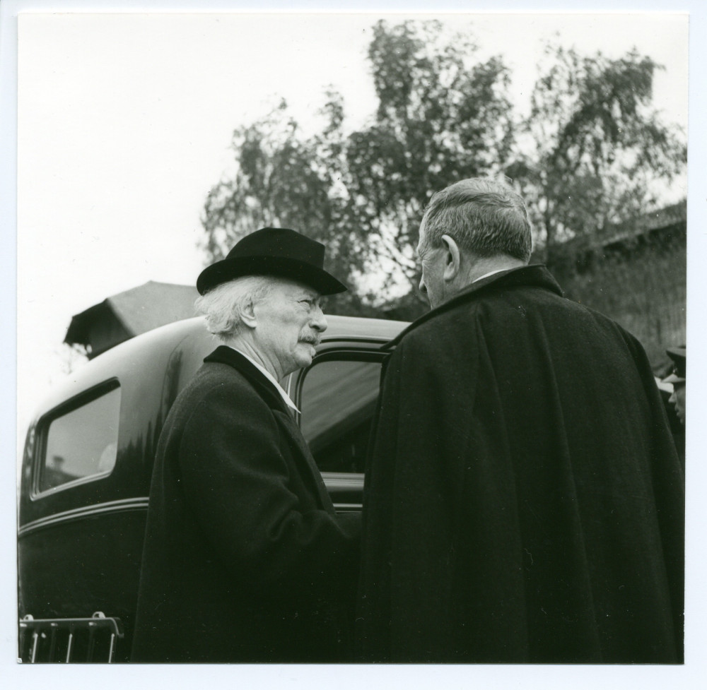 Photographie de Paderewski arrivant en voiture à Soleure (avec Gustave Doret), avant le récital qu'il va donner le 28 février 1937 au Grosses Konzertsaal, en faveur du Musée Kosciuszko de Soleure