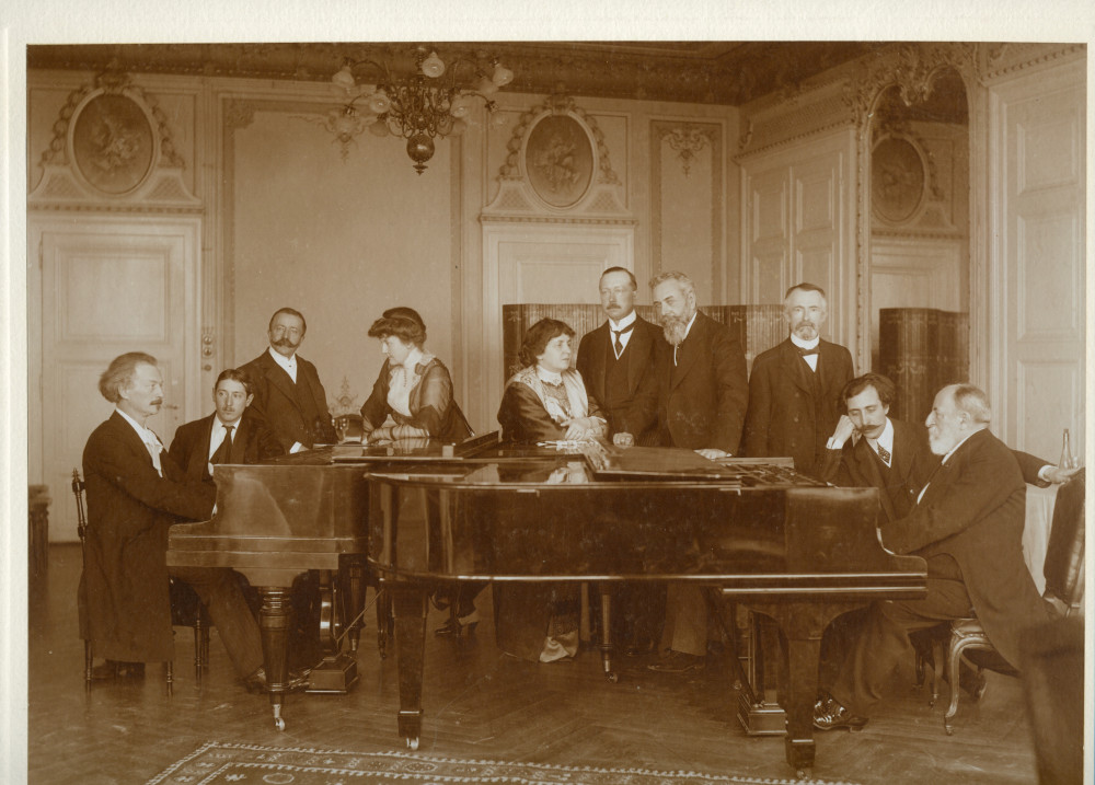 Photographie signée de Francis de Jongh représentant Paderewski et Camille Saint-Saëns face-à-face au piano dans les salons de l'Hôtel des Trois Couronnes à Vevey dans le cadre des Fêtes musicales données du 18 au 21 mai 1913 en l'honneur de Camille Saint-