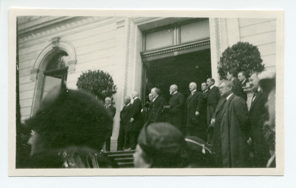 Photographie (prise depuis la foule) représentant Paderewski prenant la pose sur le parvis du Musée Jenisch à Vevey, où il a prononcé un discours à l'occasion du transfert de la dépouille mortelle de Henryk Sienkiewicz en Pologne le 20 octobre 1924
