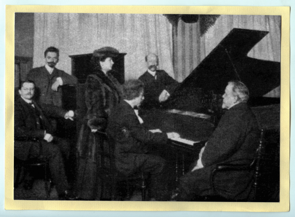 Photographie de Paderewski enregistrant sur rouleaux Welte-Mignon le 27 février 1906 à Leipzig (mauvaise copie)