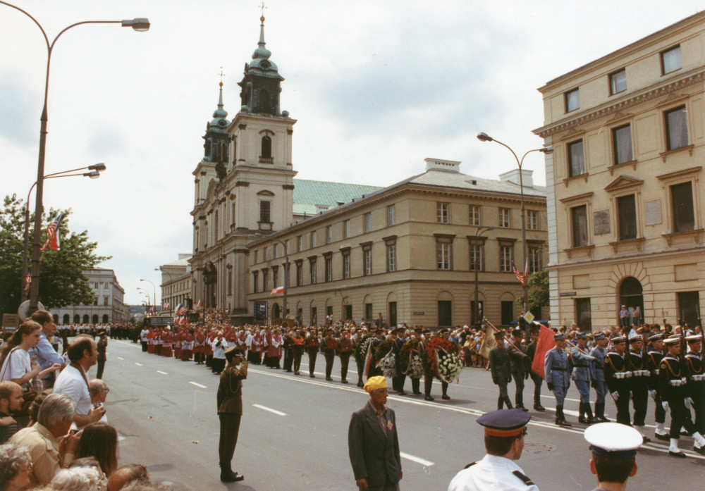Reportage photographique de la translation de la dépouille mortelle de Paderewski du cimetière national d'Arlington à la cathédrale Saint-Jean de Varsovie, au début de l'été 1992