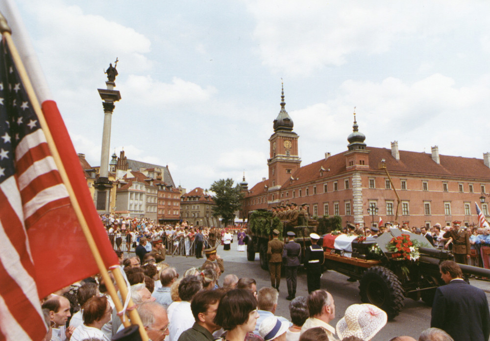 Reportage photographique de la translation de la dépouille mortelle de Paderewski du cimetière national d'Arlington à la cathédrale Saint-Jean de Varsovie, au début de l'été 1992