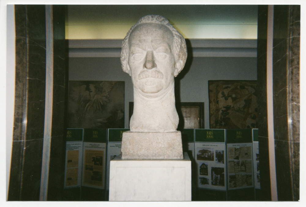 Photographie du buste de Paderewski trônant dans le hall de la Philharmonie Paderewski de Bydgoszcz (réputée pour son excellente acoustique)