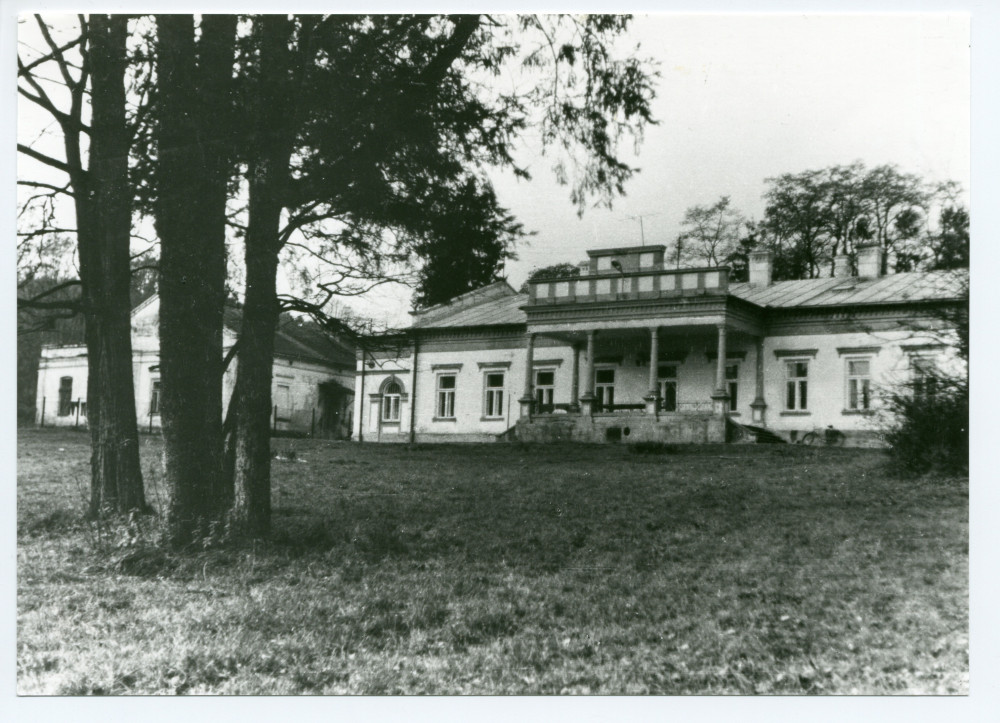 Photographie de Kasna Dolna, la propriété de Paderewski, sise aux environs de Tuchów, ville du sud de la Pologne située dans l'actuel district de Tarnów (voïvodie de Petite Pologne, frontalière de la Slovaquie)