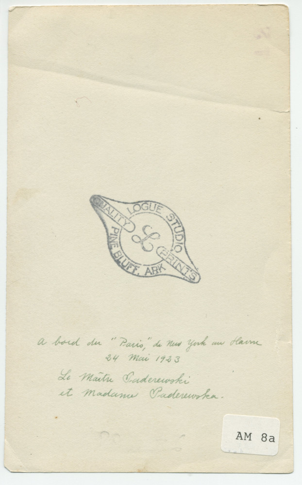 Photographie originale (jaunie) d'Ignace et Hélène Paderewski (avec le chien Ping) à bord du SS «Paris», le 24 mai 1923, à destination de New York