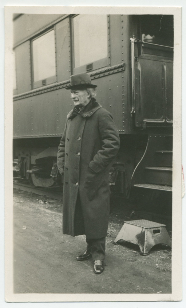 Photographie de Paderewski au bas de l'escalier du pullman-car affrété pour sa tournée américaine 1932 (?)