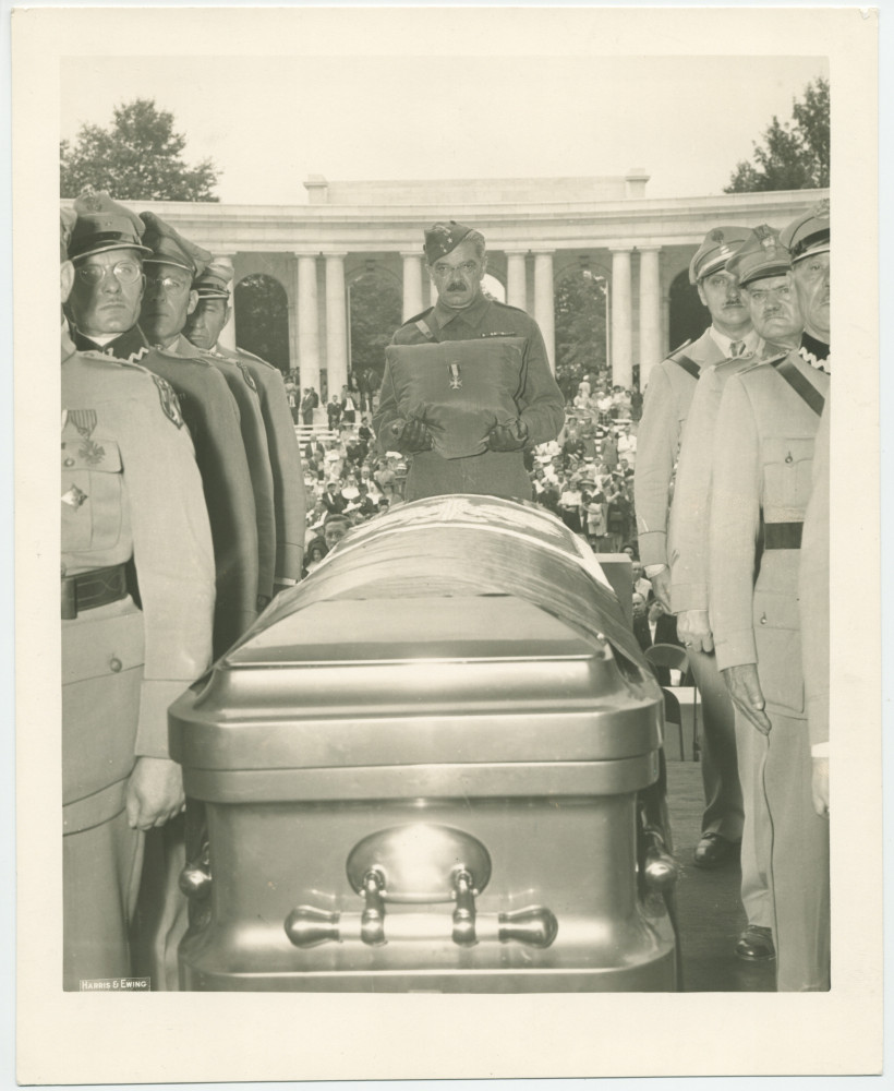 Photographie du cercueil d'Ignace Paderewski, drapé de l'aigle polonais, entouré de vétérans polonais et d'un officier (américain?) présentant une décoration, prise lors des obsèques nationales du 5 juillet 1941 au cimetière national d'Arlington