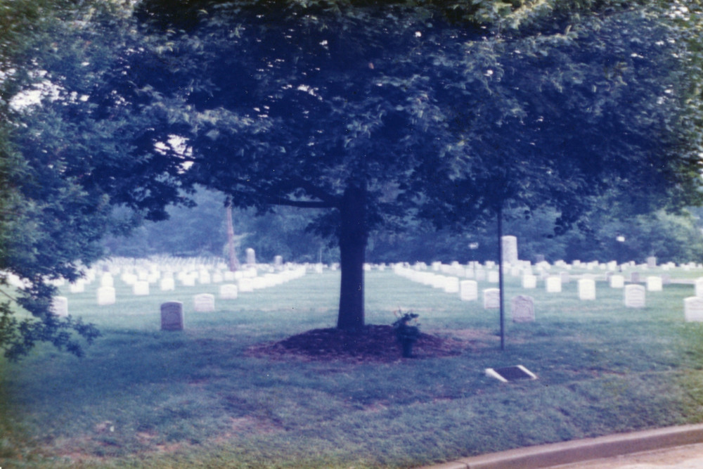 Reportage photographique de la translation de la dépouille mortelle de Paderewski du cimetière national d'Arlington à la cathédrale Saint-Jean de Varsovie, au début de l'été 1992