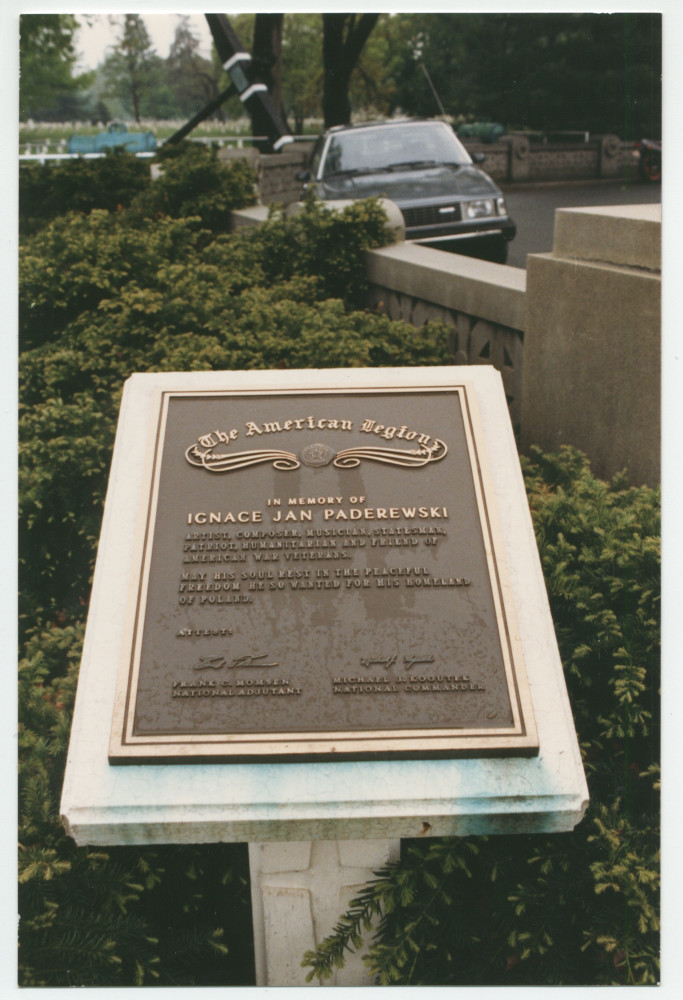 Photographie de la plaque commémorative posée par l'American Legion à la mémoire de Paderewski au cimetière national d'Arlington, en Virginie, où il repose depuis les obsèques nationales du 5 juillet 1941