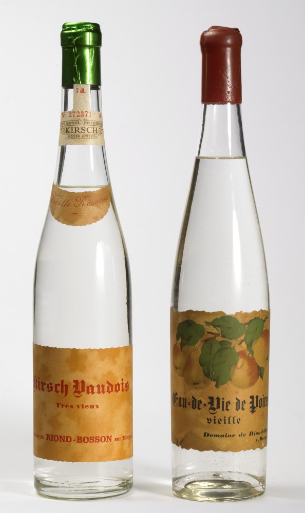Bouteilles (pleines) de kirsch vaudois «très vieux» et d'eau-de-vie de poire «vieille» issues de la production du domaine de Riond-Bosson