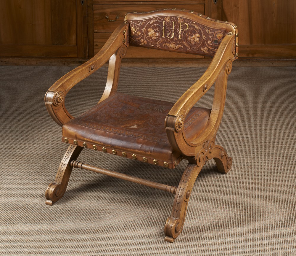 Prie-Dieu pliable de Paderewski incrusté du monogramme «IJP»