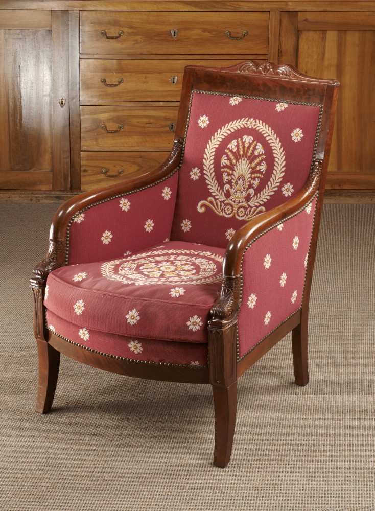 Fauteuil rouge à dauphins issu du mobilier de Riond-Bosson