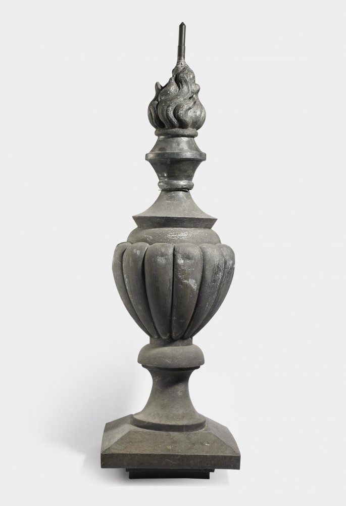 L'une des pointes du toit de la propriété de Riond-Bosson récupérée avant son dynamitage par l'armée en 1965-1966