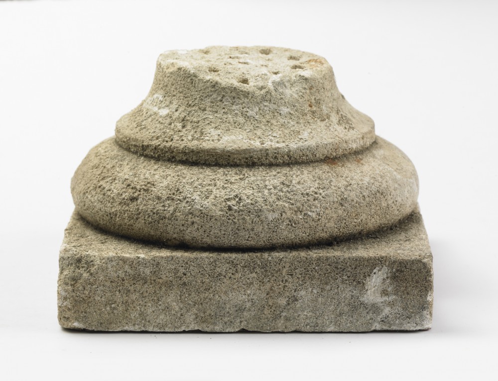 Fragment des ruines de la propriété de Riond-Bosson récupéré avant son dynamitage par l'armée en 1965-1966