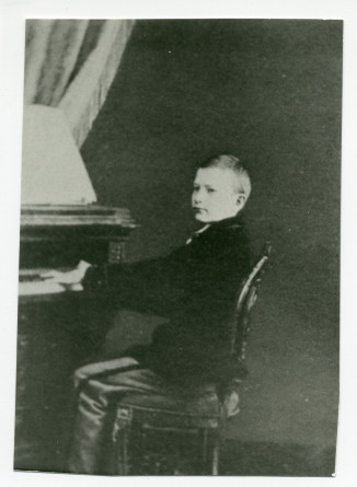 Photographie au piano du jeune Paderewski âgé d'environ 11 ans