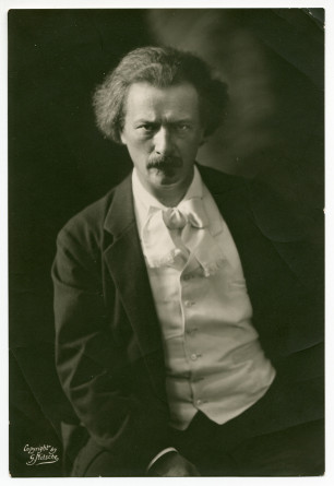 Photographie de Paderewski, assis de face, prise en 1907 par Georges Nitsche à Lausanne