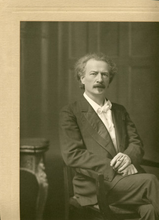 Photographie de Paderewski assis, avec une cigarette allumée dans la main gauche, prise vers 1910 par la London Stereoscopic Company (tirage original)