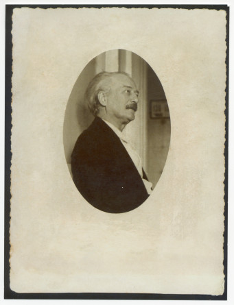 Photographie en médaillon de Paderewski hospitalisé à Lausanne en 1930, prise (avec son autorisation) par Mme Irène Duport, née Spühler, infirmière