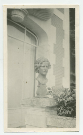 Photographie sur la terrasse de Riond-Bosson du buste en marbre blanc de Paderewski réalisé en 1901 par le sculpteur anglais Edward Onslow Ford, propriété du Musée Paderewski de Varsovie