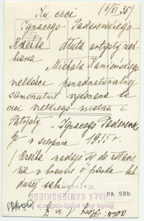 Photographie noir-blanc de la statue de Paderewski réalisée en 1935 par Michal Kamienski, qui sera érigée en 1978 dans les jardins du Conservatoire de Varsovie – avec légende en polonais au verso