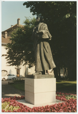 Photographie couleur de la statue de Paderewski réalisée par Milo Martin à la demande de la ville de Morges, érigée dans le Parc de Seigneux et inaugurée le 3 juillet 1948