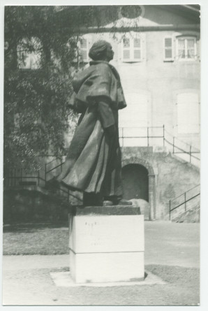 Photographie noir-blanc de la statue de Paderewski réalisée par Milo Martin à la demande de la ville de Morges, érigée dans le Parc de Seigneux et inaugurée le 3 juillet 1948