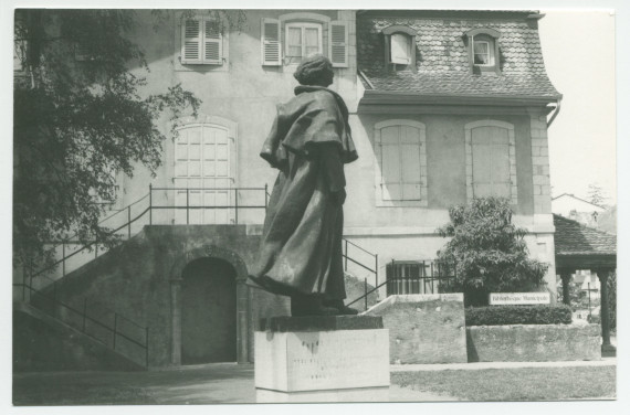 Photographie noir-blanc de la statue de Paderewski réalisée par Milo Martin à la demande de la ville de Morges, érigée dans le Parc de Seigneux et inaugurée le 3 juillet 1948
