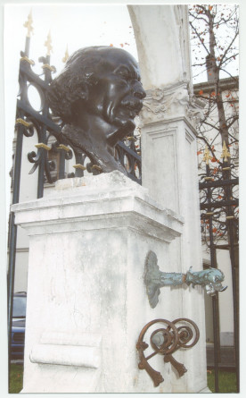Photographie du buste de Paderewski réalisé en 1964 par Alfons Magg et situé devant la grille nord de l'Hôtel des Trois Couronnes à Vevey