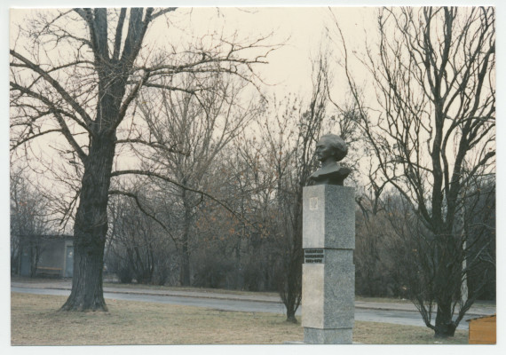 Photographie du buste de Paderewski réalisé en 1988 par Stanislaw Sikora et érigé au faubourg de Praga à Varsovie