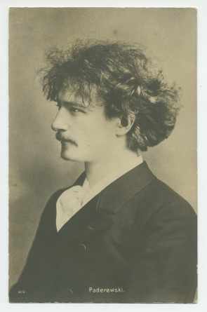 Carte postale du «jeune lion» Paderewski de profil – photographie prise par la London Stereoscopic & Photographic Company Limited de Londres, sans doute lors de sa première tournée anglaise de 1890 – éditée par l'Union postale universelle