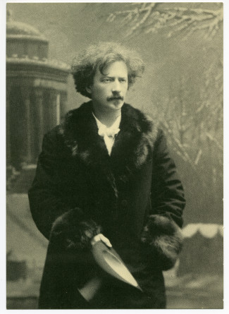 Carte postale de Paderewski – photographie en manteau de fourrure avec chapeau haut-de-forme à la main, prise à Varsovie en 1908 – éditée par la Société Paderewski de Morges