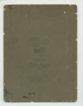 Photographie d'Ignace et Hélène Paderewski de profil réalisée par Marceau à Los Angeles au début de leur union – tirage ovale signé sur carton (avec verso) – tirage rectangulaire sur carton (jusqu'à la taille) – reproduction noir-blanc (détail)