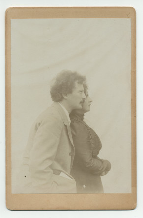 Photographie d'Ignace et Hélène Paderewski de profil réalisée par Marceau à Los Angeles au début de leur union – tirage ovale signé sur carton (avec verso) – tirage rectangulaire sur carton (jusqu'à la taille) – reproduction noir-blanc (détail)