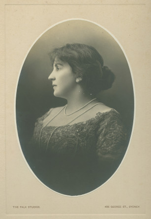 Photographie d'Hélène Paderewska de profil, réalisée par The Falk Studios, Sydney, sans doute en 1904