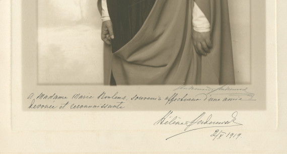 Photographie d'Hélène Paderewska dans son uniforme de la Croix Blanche polonaise, debout de profil avec une cape, réalisée sans doute à New York en 1918