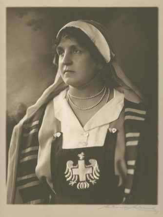 Photographie d'Hélène Paderewska dans son uniforme de la Croix Blanche polonaise, de trois quarts, réalisée sans doute à New York en 1918