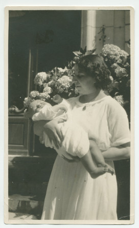 Photographie d'Ignace Obuchowicz (filleul de Paderewski), bébé, dans les bras de sa mère, Barbara Obuchowicz (demi-sœur d'Hélène Paderewska), devant l'entrée principale de Riond-Bosson