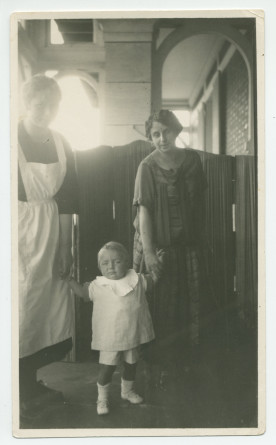 Photographie d'Ignace Obuchowicz (filleul de Paderewski), petit enfant, tenant les mains de sa mère, Barbara Obuchowicz (demi-sœur d'Hélène Paderewska), et d'une employée de maison (probablement de Riond-Bosson)