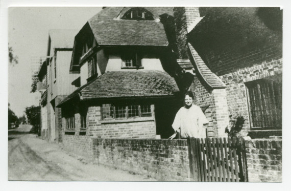 Photographie de Laurence Alma-Tadema (1865-1940) devant sa maison en Angleterre