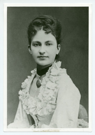 Photographie de la pianiste Annette Essipoff-Leszetycka (1851-1914), muse viennoise de Paderewski et seconde épouse de son professeur Theodor Leszetycki – avec un chemisier orné de dentelle blanche