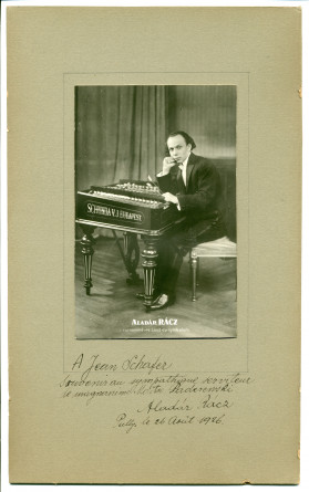 Photographie d'Aladar Racz (1886-1958), «surnommé le Liszt du cymbalum», dédicacée «à Jean Schafer, souvenir au sympathique serviteur de magnanime Maître Paderewski, Aladar Racz, Pully, le 26 août 1926»